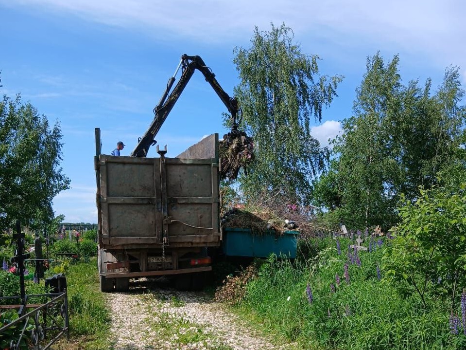 Жители Городца пожаловались на кладбище, которое превратилось в помойку